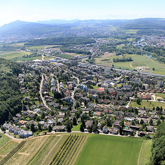 Luftaufnahme des Quartiers mit Mehrfamilienhaus an der Wibergstrasse in Geroldswil